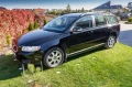Obsiane trawą kraty G4 tworzące miejsce parkingowe